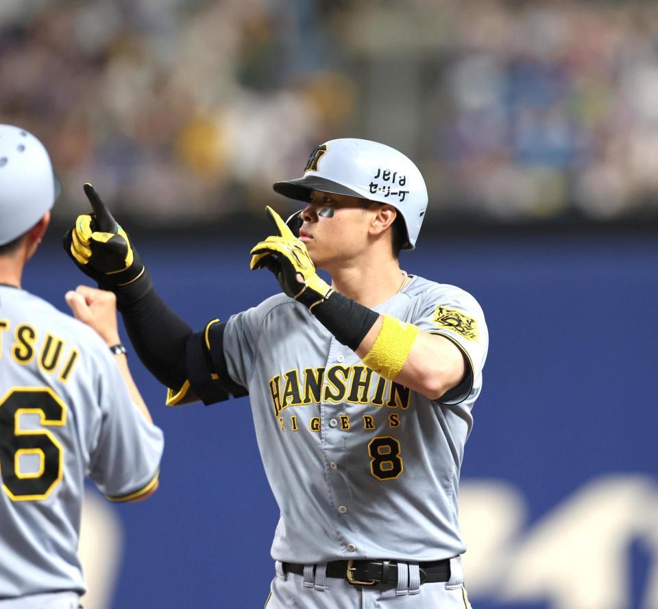 　８回、同点となる適時打を放った佐藤輝（撮影・北村雅宏）