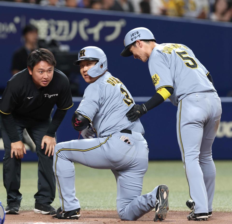 　１０回、押し出しとなる死球を受けた大山は近本（右）に背中をさすられる（撮影・北村雅宏）