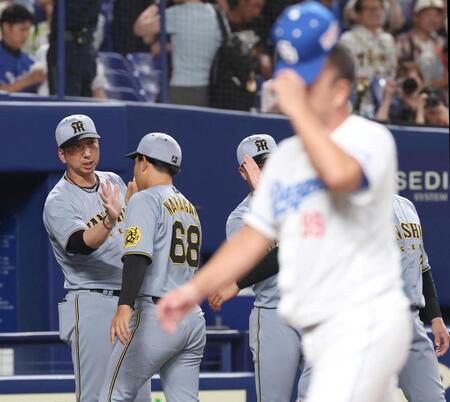 　中日に連勝し、ナインを迎える藤川監督（左）＝撮影・北村雅宏