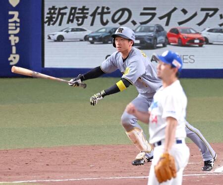 　８回、ライトオーバーの二塁打を放つ近本（撮影・立川洋一郎）