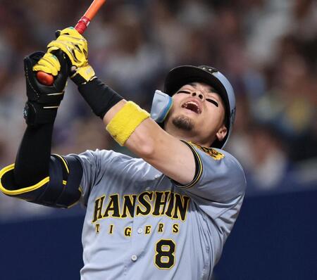 　６回、凡打に倒れる佐藤輝（撮影・田中太一）