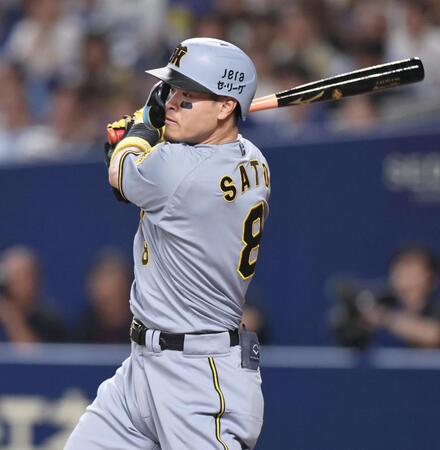 　８回、適時打を放つ佐藤輝（撮影・田中太一）