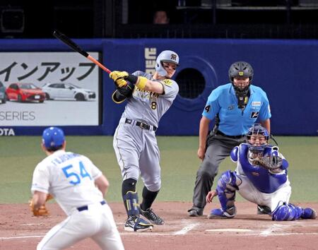 　８回、左前へ同点適時打を放つ佐藤輝（撮影・立川洋一郎）