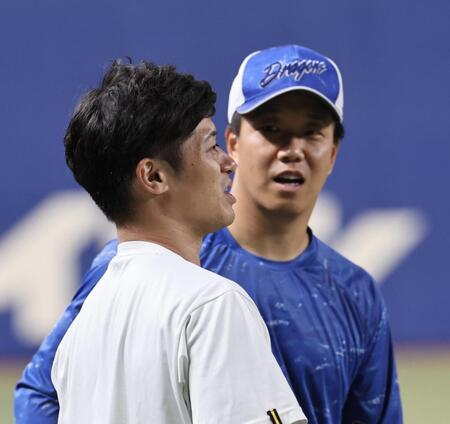 【写真】阪神・坂本と中日・柳が言葉をかわす　明大の先輩＆後輩