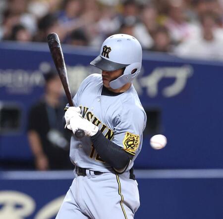 　５回、死球を受ける坂本（６日）