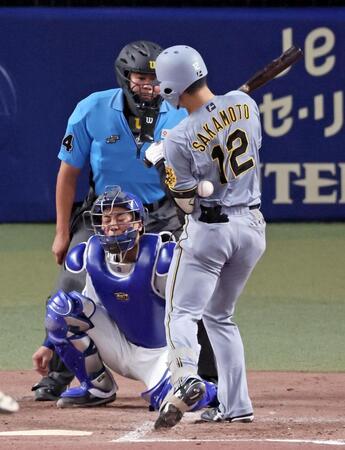　５回、死球を受ける坂本（６日）