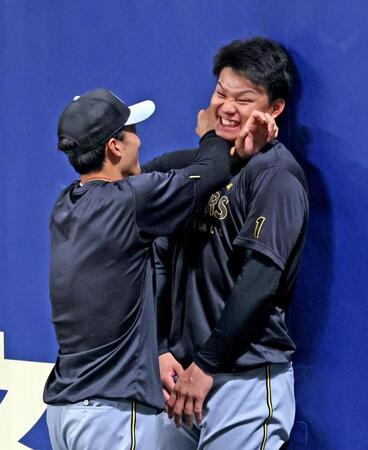 　小幡（左）からの“攻撃”に耐える森下（撮影・立川洋一郎）