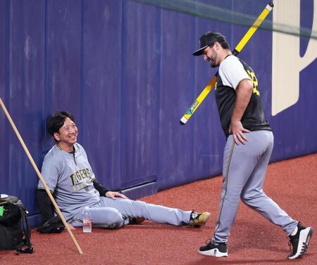 　ハートウィグ（右）と談笑する藤川監督（撮影・立川洋一郎）