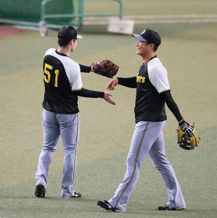 　中野（左）と二塁の守備練習をする木浪（撮影・立川洋一郎）