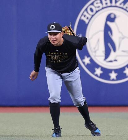 　ノックの打球を背面キャッチで捕球する森下（撮影・北村雅宏）