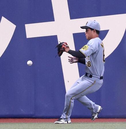 　１回、ブライトの打球をファンブルする中川（撮影・北村雅宏）