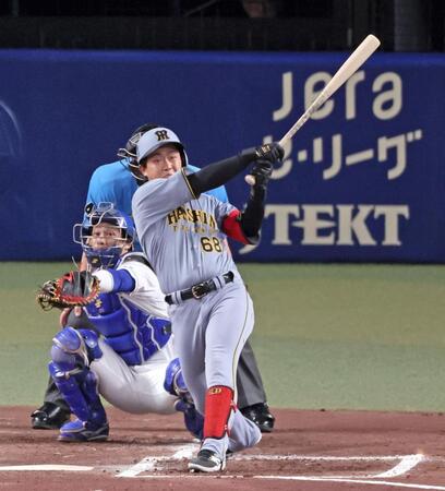 　２回、左翼スタンドへソロを放つ中川（撮影・立川洋一郎）