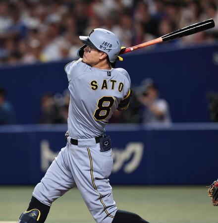 　４回、ソロを放つ佐藤輝（撮影・田中太一）