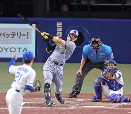 　４回、センターへソロを放つ佐藤輝（撮影・立川洋一郎）