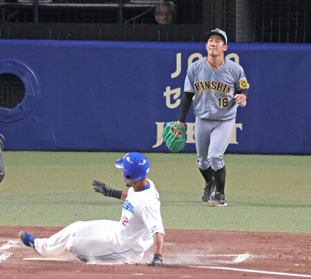 　３回、田中の適時打で勝ち越しを許す伊原。手前は生還するブライト（撮影・立川洋一郎）