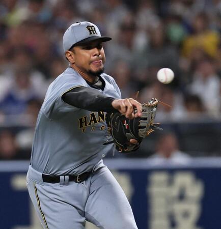 　３回、チェイビスの打球をヘルナンデスが本塁へ送球するもセーフとなる（撮影・田中太一）