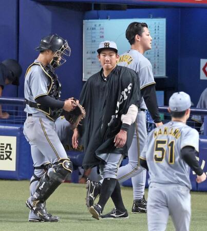 　５回裏が終わり、木下（奥）と坂本（左）を出迎える伊原（撮影・立川洋一郎）