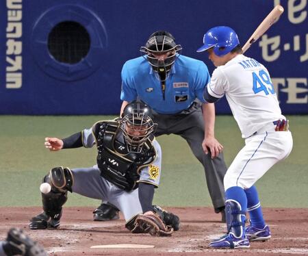 　５回、パスボールで追加点を献上してしまう坂本（撮影・立川洋一郎）