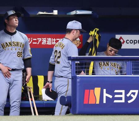 　中日に敗れ、足早に引き揚げる藤川監督（中央）＝撮影・北村雅宏