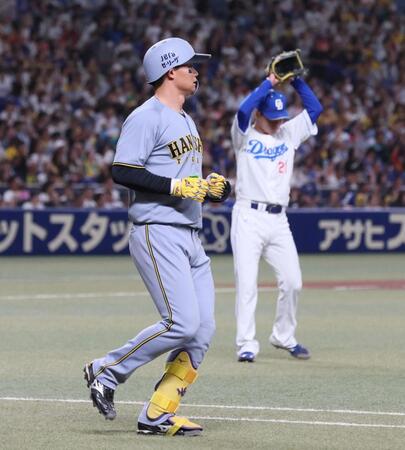 　８回、中飛に倒れる森下（右は金丸）＝撮影・北村雅宏