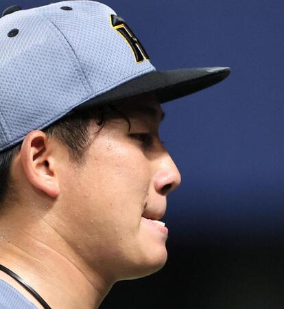 　３回、追加点を許した伊原は悔しさをにじませながらベンチへ戻る（撮影・田中太一）