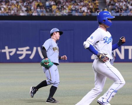 　４回、金丸（右）を投ゴロに打ち取った伊原（撮影・北村雅宏）