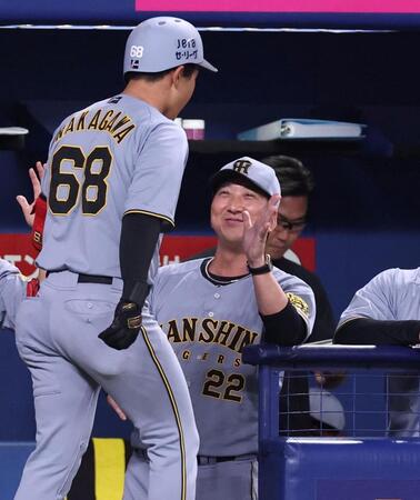 　２回、同点ソロを放った中川（６８）を迎える藤川監督（撮影・北村雅宏）
