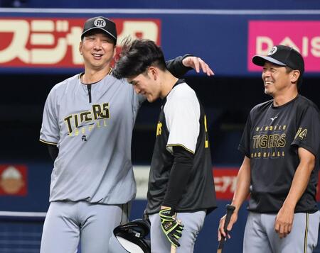　高寺と談笑する藤川監督（撮影・田中太一）