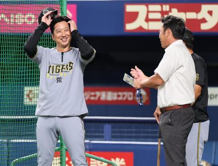 　荒木雅博氏と半紙をする藤川監督（撮影・田中太一）