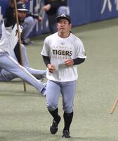 　ウオーミングアップする伊原（撮影・北村雅宏）