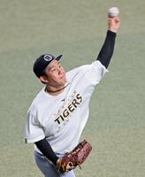 　キャッチボールをして調整する伊原（撮影・立川洋一郎）