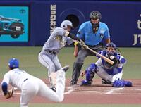 　３回、左前へ同点適時打を放つ近本（撮影・立川洋一郎）