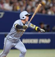 　８回、二塁打を放つ近本（撮影・北村雅宏）