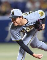 　８回から登板する湯浅（撮影・北村雅宏）