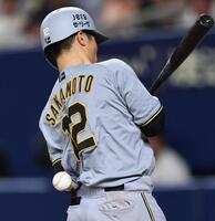 　５回、死球を受ける坂本（６日）