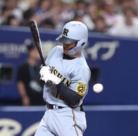 　５回、死球を受ける坂本（６日）