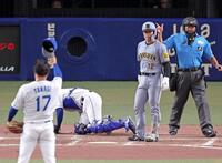 　５回、柳から死球を受け、にらみつける坂本（６日）