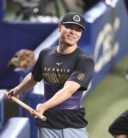 　練習中に笑顔を見せる佐藤輝（撮影・北村雅宏）