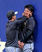 　小幡（左）からの“攻撃”に耐える森下（撮影・立川洋一郎）