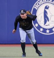 　ノックの打球を背面キャッチで捕球する森下（撮影・北村雅宏）