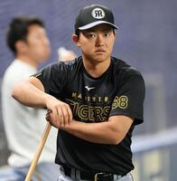 　ストレッチをする中川（撮影・田中太一）