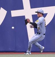 　１回、ブライトの打球をファンブルする中川（撮影・北村雅宏）