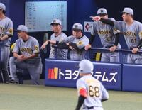 　２回、ソロを放った中川（６８）を見て頬を緩める藤川監督（中央左）＝撮影・立川洋一郎
