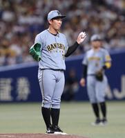 　１回、ボークを犯し、マウンドでぼうぜんとする伊原（撮影・北村雅宏）