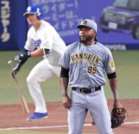 　６回、細川に適時打を打たれるドリス（撮影・立川洋一郎）