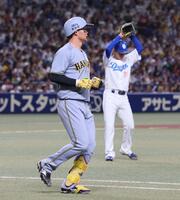 　８回、中飛に倒れる森下（右は金丸）＝撮影・北村雅宏