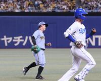 　４回、金丸（右）を投ゴロに打ち取った伊原（撮影・北村雅宏）