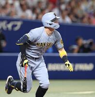 阪神 佐藤輝明がバックスクリーンへ2試合ぶりの一発 自身初の
