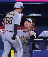 　２回、同点ソロを放った中川（６８）を迎える藤川監督（撮影・北村雅宏）