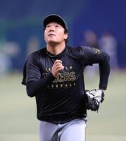 　ノックの打球を追いかける大山（撮影・北村雅宏）